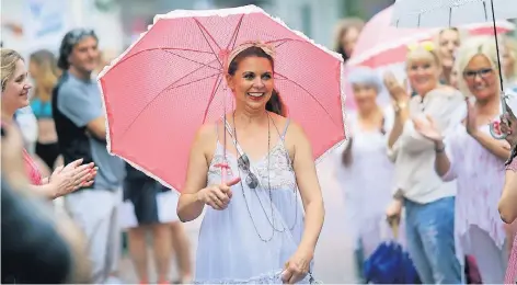  ?? RP-FOTO: STEPHAN KÖHLEN ?? Die Händler der Schulstraß­e hatten für ihre Kunden im wahren Wortsinn den roten Teppich ausgerollt und luden zu einer Modenschau ein.