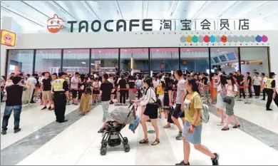  ?? WANG ZHUANGFEI / CHINA DAILY ?? Alibaba Group’s cashier-free retail store Tao Cafe attracts customers in Hangzhou, Zhejiang province.