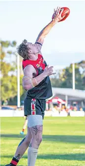  ?? ?? Winning a hit out for Warragul is Mitch Smart. Photograph­s by CRAIG JOHNSON.