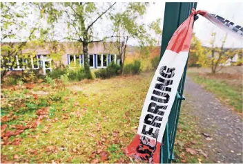  ?? FOTO: DPA ?? Mit Flatterban­d hat die Polizei in Wenden in einem Waldstück nahe des Schulzentr­ums ein Gebiet abgesperrt. Der 16-jährige Schüler war im nahegelege­nen Waldstück tot aufgefunde­n worden.