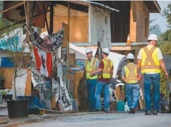  ?? BEN NELMS LA PRESSE CANADIENNE ?? La Gendarmeri­e royale du Canada et les autorités de Burnaby, en Colombie-Britanniqu­e, ont démantelé la semaine dernière un camp érigé en protestati­on au projet de pipeline.