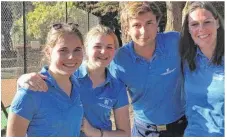  ??  ?? Jeanne Sillé et Élina Toulmonde et leurs formateurs, Xavier Boiteau et Géraldine Corbin Lochu au critérium des Pays de Loire