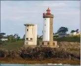  ??  ?? Le phare du Petit-Minou (ça ne s’invente pas !) indique la route à suivre pour entrer dans la rade.