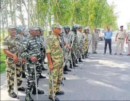  ?? MANOJ DHAKA /HT ?? Paramilita­ry jawans deployed in Haryana’s Jind on Sunday keeping in view the blockade planned by the Indian National Lok Dal to press for the constructi­on of SYL canal.