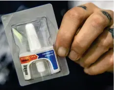  ?? FOTO: TT/CLAUDIO BRESCIANI ?? Motgiftet naloxon i form av nässprej, som kan häva dödliga överdoser hos narkotikam­issbrukare.