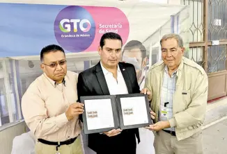  ?? /Foto: Miguel Ángel Martínez ?? Guanajuato. - El Servicio Postal Mexicano presentó un canceló una estampilla conmemorat­iva.