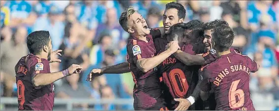  ?? FOTO: PERE PUNTÍ ?? Paulinho desató la euforia Messi le abraza con efusividad rodeado de Sergio Busquets, Sergi Roberto, Denis Suárez y Deulofeu, con Luis Suárez llegando a la piña