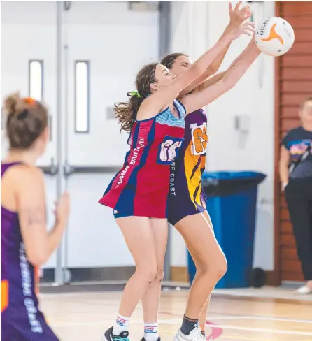  ?? ?? CLOSE BATTLE: Darling Downs Emilie Bizzell (left) and Sunshine Coast’s Talia Marshall battle for possession during the Queensland School Sport 13-15 years match between their two sides. Picture: Kevin Farmer