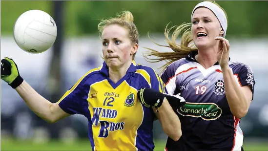  ??  ?? Laura Fleming of Roscommon and Ruth Goodwin of Sligo going for the ball at Kilcoyne Park on Saturday.