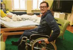  ?? Foto: Ulrich Wagner ?? Harry Winderl kann sich derzeit in seiner Wohnung nur mit Rollstuhl fortbewege­n. In seinem Wohnzimmer steht nun ein Krankenbet­t.