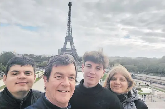  ?? ?? Torre Eiffel. Los cuatro en un momento de calma y felicidad (Sebastián a la izquierda) sin el nubarrón de la crisis que enfrentaro­n.