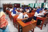  ?? BOY SLAMET/JAWA POS ?? MASIH LATIHAN: Siswa SMP PGRI 1 Sidoarjo mengerjaka­n soal matematika dalam simulasi UNBK kemarin.