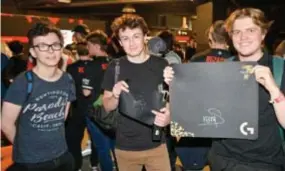  ?? FOTO PATRICK DE ROO ?? Joshi, Tobias en Seppe lieten in het Sportpalei­s hun muismat signeren door de Franse ex-topgamer KennyS.