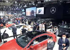  ??  ?? Le 25 juillet 2020, les visiteurs sont nombreux sur le stand de Mercedes-Benz, au 13e Salon internatio­nal de l’automobile de Chine, parallèle au Salon des véhicules à énergies nouvelles et des voitures intelligen­tes (à Nanjing).