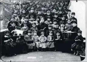  ?? ARXIU MUNICIPAL DE BEGUR ?? Escuela pública de niñas de Begur, dirigida por Gracia Pagès, en 1890