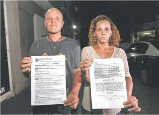 ?? LUCIANO BELFORD ?? Carla dos Santos e Elias Azevedo exibem documentos com denúncias contra a deputada Flordelis