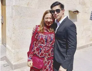  ??  ?? Rowena Coloma, general manager of Travel Specialist Ventures (TSV), with Rodjun Cruz during his pre-nup shoot with Dianne Medina in Turkey several weeks before he and Dianne got married on Dec. 21 last year