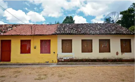  ??  ?? Casas de São Miguel dos Milagres, que fica a cerca de 100 km ao norte de Maceió e tem pouco mais de 7.000 habitantes