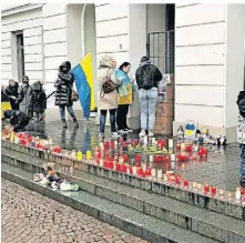  ?? FOTO:SVS ?? Ein Zeichen der Solidaritä­t vor dem Rathaus: Nach dem Beginn des russischen Angriffskr­ieges im Februar 2022 war der Wunsch entstanden, mit einer ukrainisch­en Stadt eine partnersch­aftliche Verbindung einzugehen.