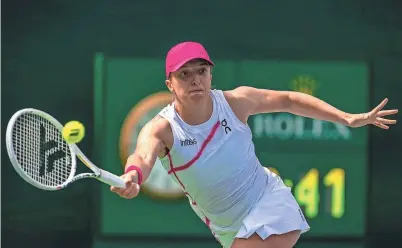  ?? ANDY ABEYTA/THE DESERT SUN/USA TODAY NETWORK ?? Iga Swiatek returns to Maria Sakkari during the women’s singles final at the BNP Paribas Open in Indian Wells, Calif., on March 17.