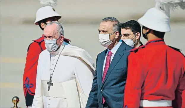  ?? VINCENZO PINTO / AFP ?? El Papa, rebut ahir a l’aeroport de Bagdad pel primer ministre iraquià, Mustafa Al-Kadhimi