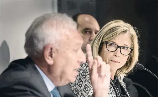  ?? ANA JIMÉNEZ ?? El exministro José Manuel García-Margallo y la exvicepres­identa del Govern Joana Ortega, ayer en Barcelona