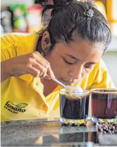  ?? FOTOS: DWP – DIE WELTPARTNE­R ?? Kaffeeverk­ostung im Anbaugebie­t Nicaragua (Mittelamer­ika). Armut ist ein großes Problem des Landes. Zwei Kaffeebäue­rinnen berichten in Ravensburg.