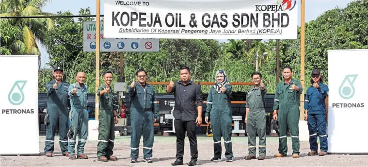  ?? ?? the experts at KOG with CEO Hafizan (middle, in black) provide on-site machining support to the oil and gas in pengerang.