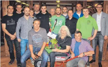  ?? FOTO: SUSI WEBER ?? Kontinuitä­t herrscht im Vorstand des MSC Amtzell auch nach den Wahlen im Jubiläumsj­ahr. Unser Bild zeigt von links (stehend): Heinrich Hartneck, Stefan Staudacher, Julian Moosmann, Elke Frener, Andreas Zimmerer, Andreas Kolb, Hermann Müller, German...