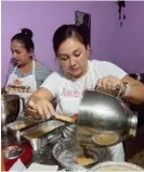  ?? ?? En los talleres aprenden a cocinar platos típicos y repostería.