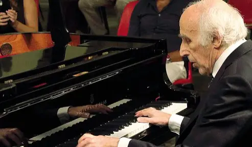  ?? ?? Note Bruno Canino, 90 anni, al pianoforte: oggi alle 19.30 suonerà in piazzetta Pasolini con Matilda Colliard e Alessio Bidoli