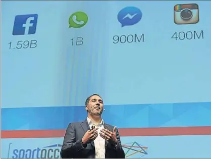  ?? MARK RUNNACLES / GETTY ?? Dan Reed, jefe de deportes de Facebook, ante una proyección con los millones de usuarios de sus apps