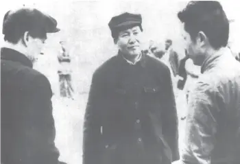  ??  ?? 毛泽东、刘少奇和周扬谈话