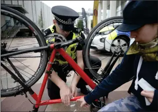  ??  ?? PC Yuill was on hand at Glasgow Caledonian University to issue out bike security advice