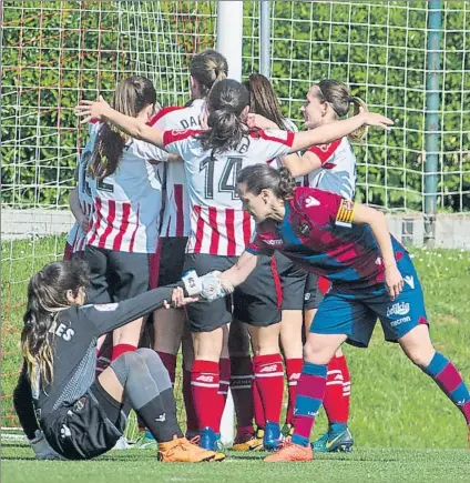  ?? FOTO: JUAN ECHEVERRÍA ?? Imprescind­ible triunfo Las rojiblanca­s celebran el tanto a los pocos minutos de empezado el encuentro