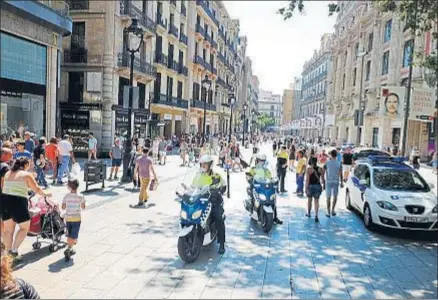  ?? MANÉ ESPINOSA ?? Los comerciant­es calificaro­n la jornada de ayer de tranquila en calles como Portal de l’Àngel