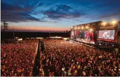  ?? Foto: Thomas Frey, dpa ?? Das Festivalge­lände von „Rock am Ring“wurde am Abend geräumt. Die Besucher wurden per Lautsprech­er über die Terrorwarn­ung informiert.