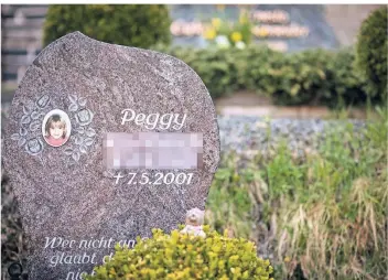  ?? FOTO: DPA ?? Auf dem Friedhof in Nordhalben nahe Peggys Wohnort Lichtenber­g erinnert ein Gedenkstei­n an die tote Neunjährig­e. Das eingravier­te Datum markiert den Tag ihres Verschwind­ens.