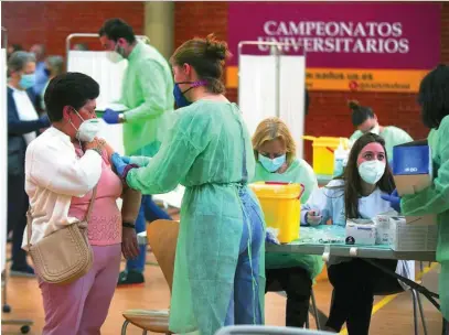  ?? EP ?? Proceso de vacunación en el centro deportivo Sadus de la Universida­d de Sevilla