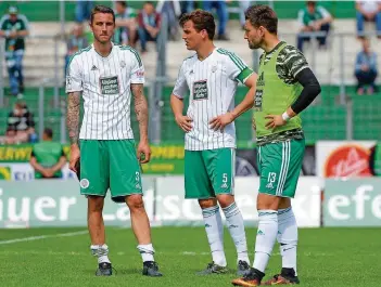  ?? FOTO: SCHLICHTER ?? Betretene Mienen: Kai Heerings, Kapitän Steven Kröner und André Kilian (von links) wissen, dass die Chance des FC Homburg auf den Klassenver­bleib nach der 0:1-Niederlage gegen den FK Pirmasens minimal ist.