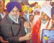  ?? PTI ?? Shiromani Akali Dal president Sukhbir Singh Badal presents a sword to farmer leader Rakesh Tikait at the Ghazipur border on Sunday. He assured Tikait complete support of his party to ensure success of the ongoing agitation.