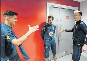  ?? FOTO: TWITTER ?? Coutinho, Neymar y Rakitic, bromeando ayer en los vestuarios de Anfield