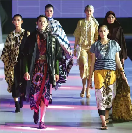 ?? DIPTA WAHYU/ JAWA POS ?? HARI PERTAMA: Para model membawakan busana etnik mengawali Surabaya Fashion Parade (SFP) 2018 yang berlangsun­g di Chameleon Hall, Tunjungan Plaza 6, kemarin (2/5).