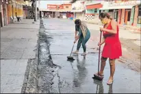  ??  ?? Un grupo de mujeres colaboró en la limpieza de la 18.