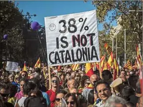  ??  ?? Le message était clair : Puigdemont ne représente pas tous les Catalans.