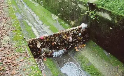  ??  ?? The exposed part of the drain in Sri Hartamas, Kuala Lumpur. PIC BY HALIM SALLEH