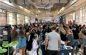  ??  ?? Boxing Day sales drew thousands to Auckland’s Sylvia Park mall, prompting warnings of significan­t congestion on the roads.