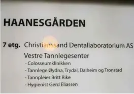  ?? FOTO: RUNE ØIDNE REINERTSEN ?? Colosseumk­linikken har fått navnet sitt på skiltet i Haanesgård­ens inngangspa­rti. Ventelig forsvinner de andre navnene om ikke lenge.