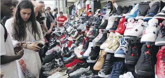 ?? SNEAKER CON ?? Sneaker Con, thanks to Shoe Tubers, has enticed scores of sneaker aficionado­s to the popular convention. It is coming to Canada for the first time on Oct. 14 in Toronto.