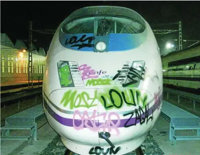  ?? EFE ?? Un tren de alta velocidad de Renfe con varias pintadas